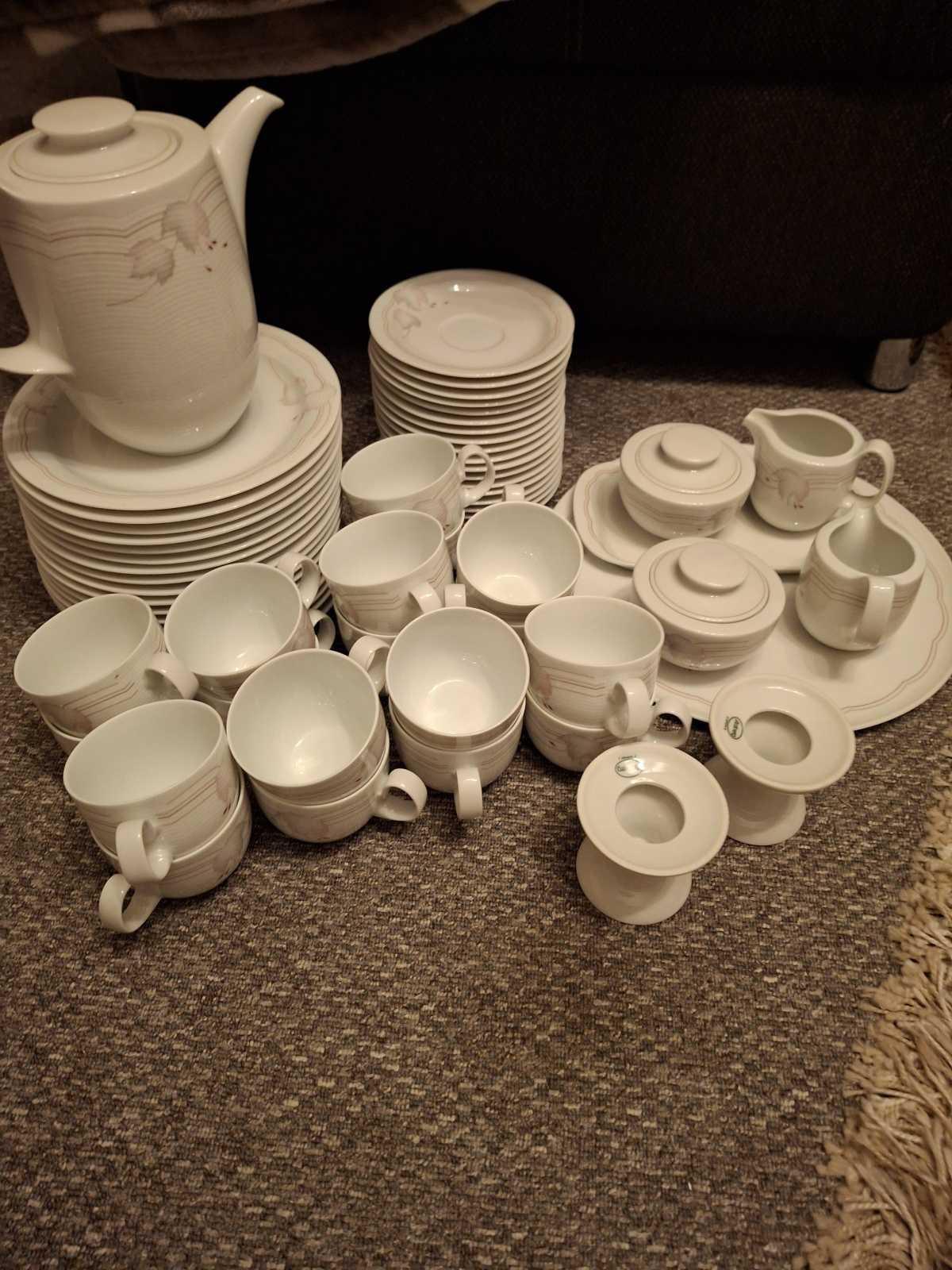 Geschirr und Puppenwagen zu verkaufen Geschirr und Puppenwagen zu verkaufen