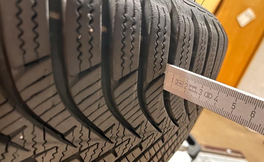 Gebrauchte Winterreifen auf Stahlfelgen zu verkaufen Gebrauchte Winterreifen auf Stahlfelgen zu verkaufen