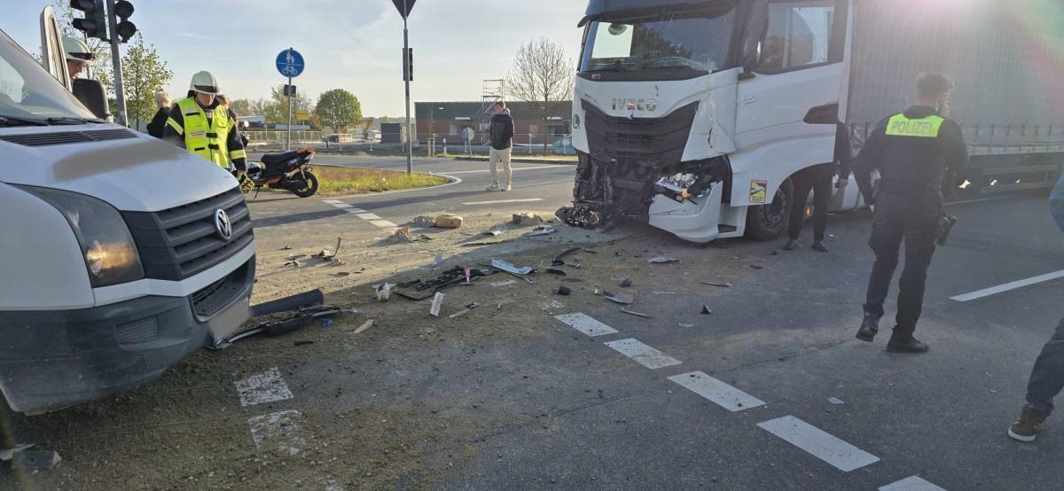 Verkehrsunfall auf der B188 – Drei Verletzte und aufwendige Reinigungsarbeiten