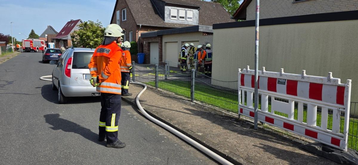 Gasgeruch in Meinersen: Feuerwehr sichert Wohnhaus in der Dieckhorster Straße