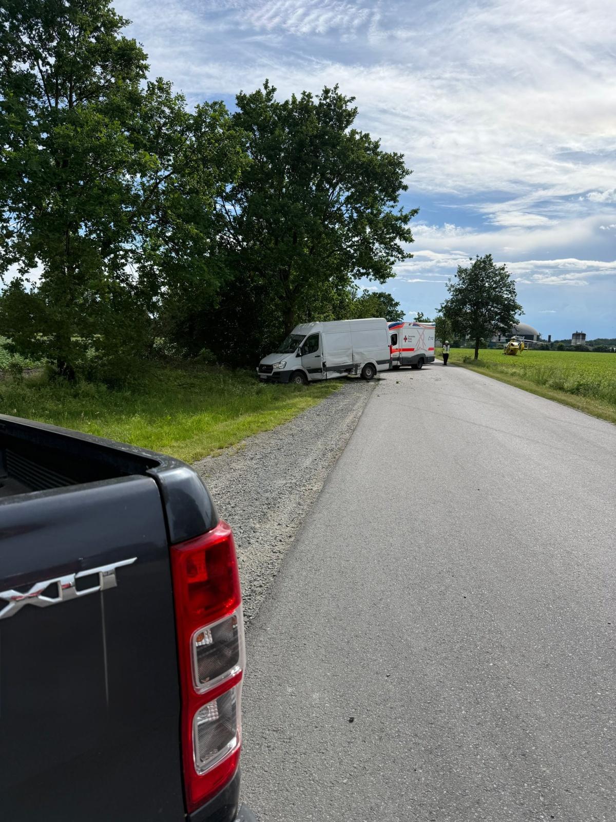 Müden:Verkehrsunfall zwischen Pickup und Kleintransporter – Feuerwehr sichert Unfallstelle Müden:Verkehrsunfall zwischen Pickup und Kleintransporter – Feuerwehr sichert Unfallstelle