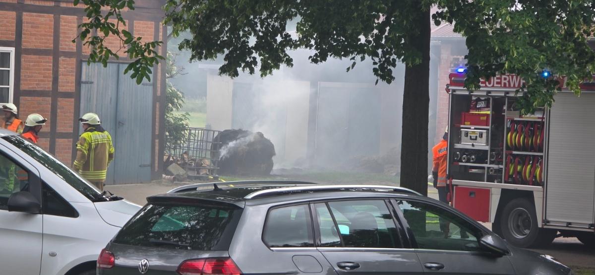 Strohballenbrand in PĂ€se: Schnelles Eingreifen verhindert Schlimmeres Strohballenbrand in PĂ€se: Schnelles Eingreifen verhindert Schlimmeres