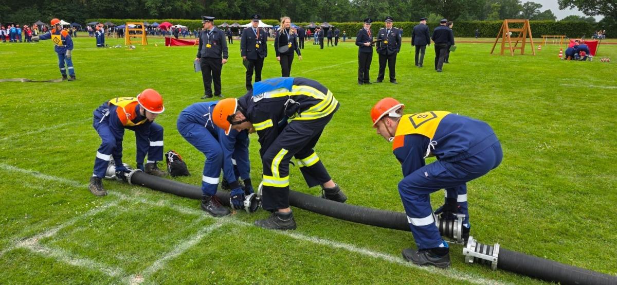 Jugendfeuerwehren zeigen in Ahnsen starke Leistungen beim Kreisentscheid