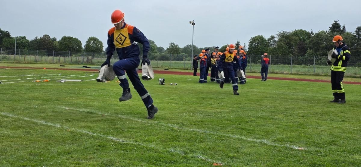 Jugendfeuerwehren zeigen in Ahnsen starke Leistungen beim Kreisentscheid Jugendfeuerwehren zeigen in Ahnsen starke Leistungen beim Kreisentscheid