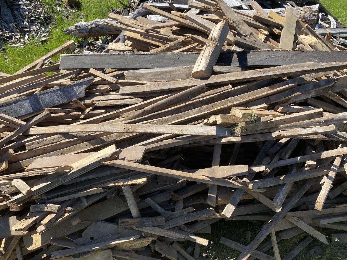 Anzuchttöpfe, Obstkisten und Holz für den Feuerkorb zu verschenken.
