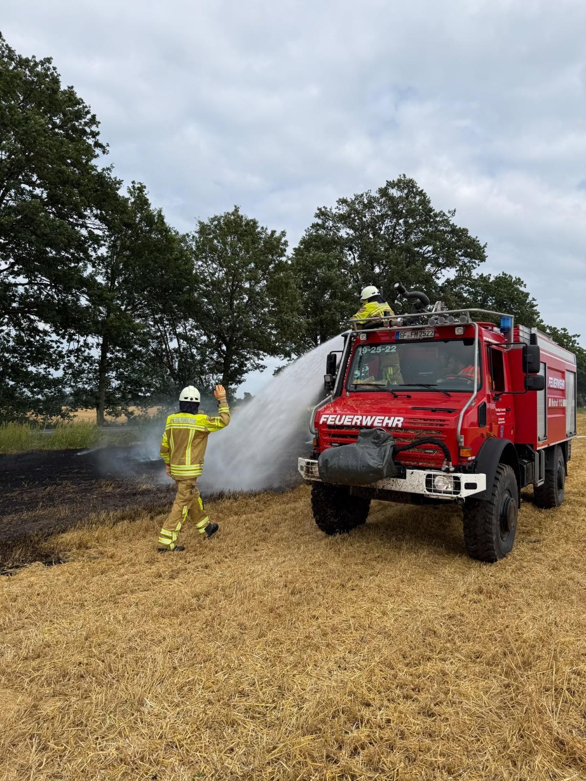 Flächenbrand auf Stoppelfeld bei Müden schnell unter Kontrolle Flächenbrand auf Stoppelfeld bei Müden schnell unter Kontrolle