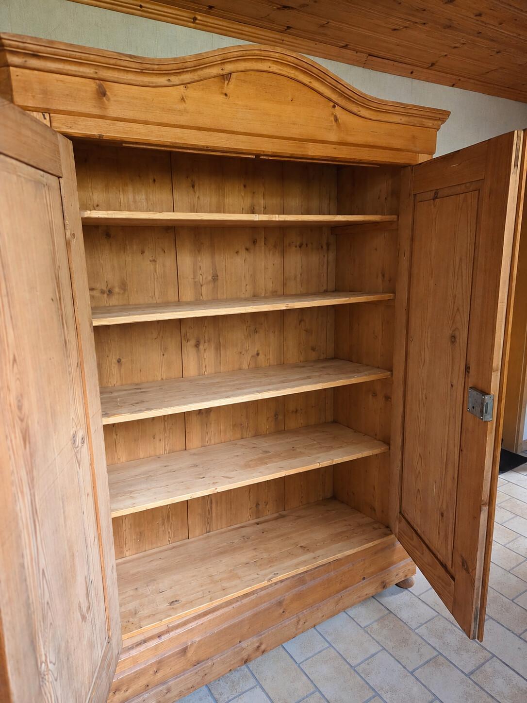 Massiver Kiefernholzschrank zu verkaufen
