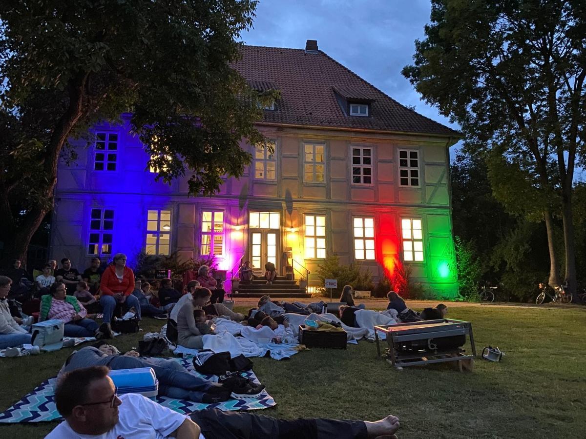 Open-Air-Kino im Künstlerhaus - Ein gemütlicher Abend mit Film und Picknick
