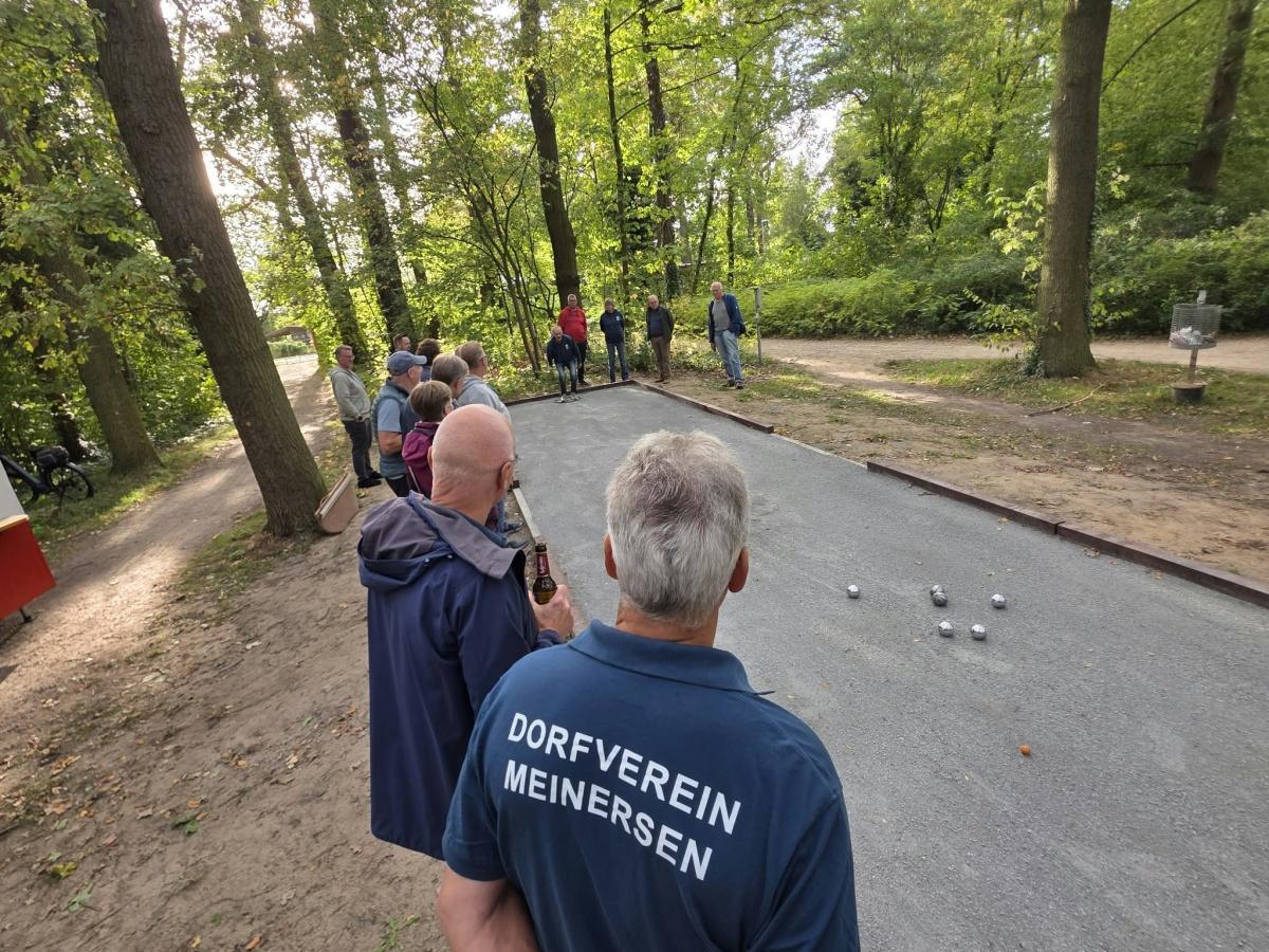 Boulebahn im Meinerser Eichenkamp eingeweiht