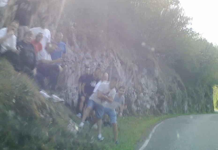 18:55 | TC3 Nueva Labra › [FOTOS] MUY URGENTE. Riesgo real de NEUTRALIZACIÓN del tramo. Dirección de Carrera: El público situado en zonas prohibidas o detrás de los guardarraíles debe buscar una ubicación segura de inmediato. 