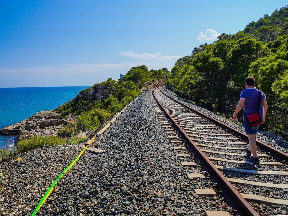 De Caladoques a Calajustell, un paseo por los vestigios del ferrocarril