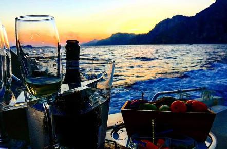 Paseo en barco privado al atardecer por la Costa Amalfitana y aperitivo