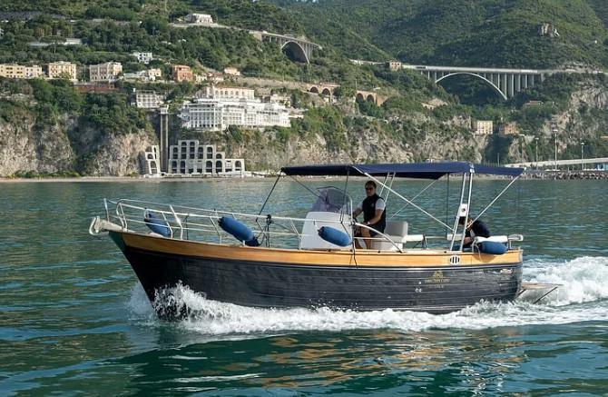 Paseo en barco en grupos pequeños con Amalfi y Positano.