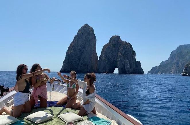 Paseo en barco en Capri: viviendo la Dolce Vita