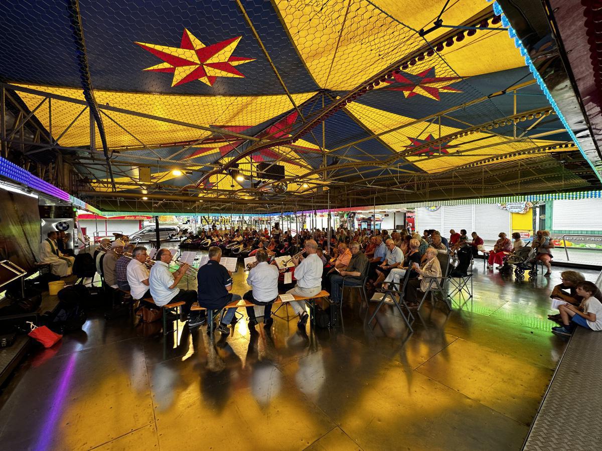 Musikalischer Festgottesdienst auf dem Autoscooter
