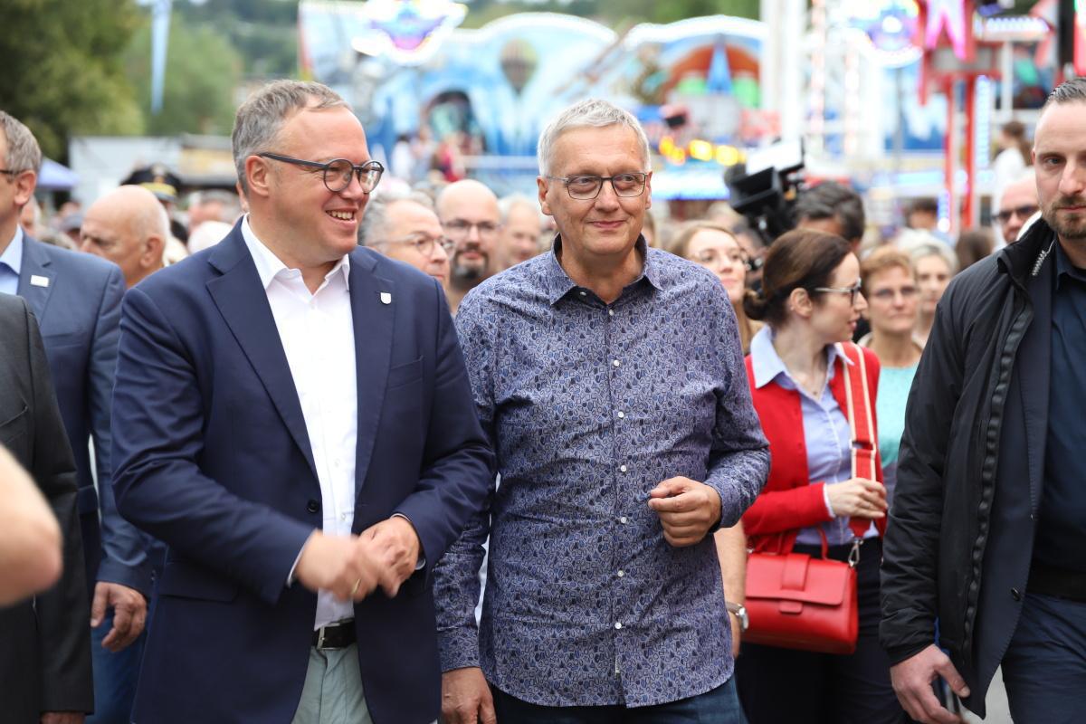 Oktober-Ausgabe Kirmes & Park Revue: Frank Grünert – 35 Jahre Platzmeister