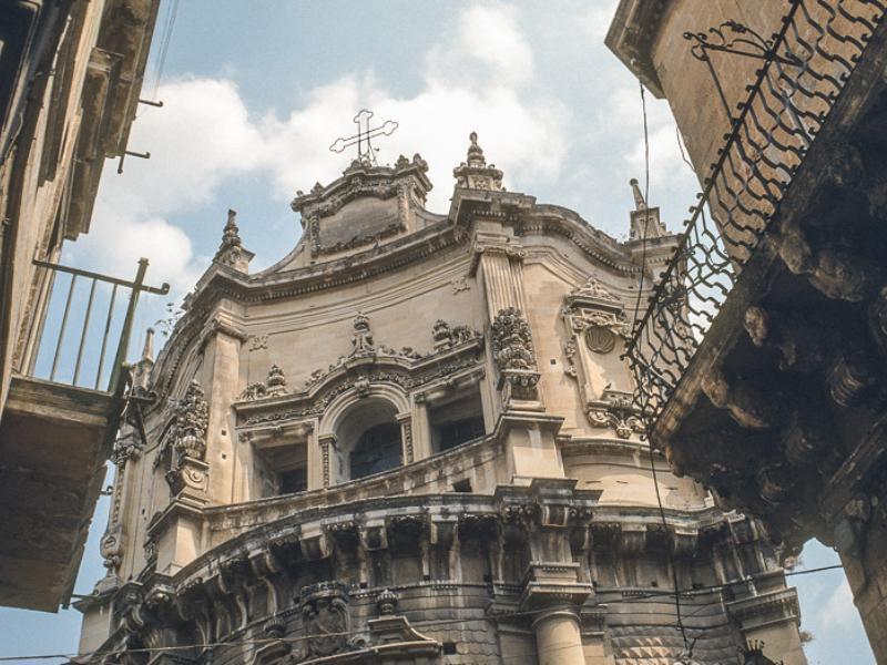 La Nascita ed Evoluzione dello Stile Barocco a Lecce: Un Viaggio nell'Arte e nella Storia del Salento La Nascita ed Evoluzione dello Stile Barocco a Lecce: Un Viaggio nell'Arte e nella Storia del Salento