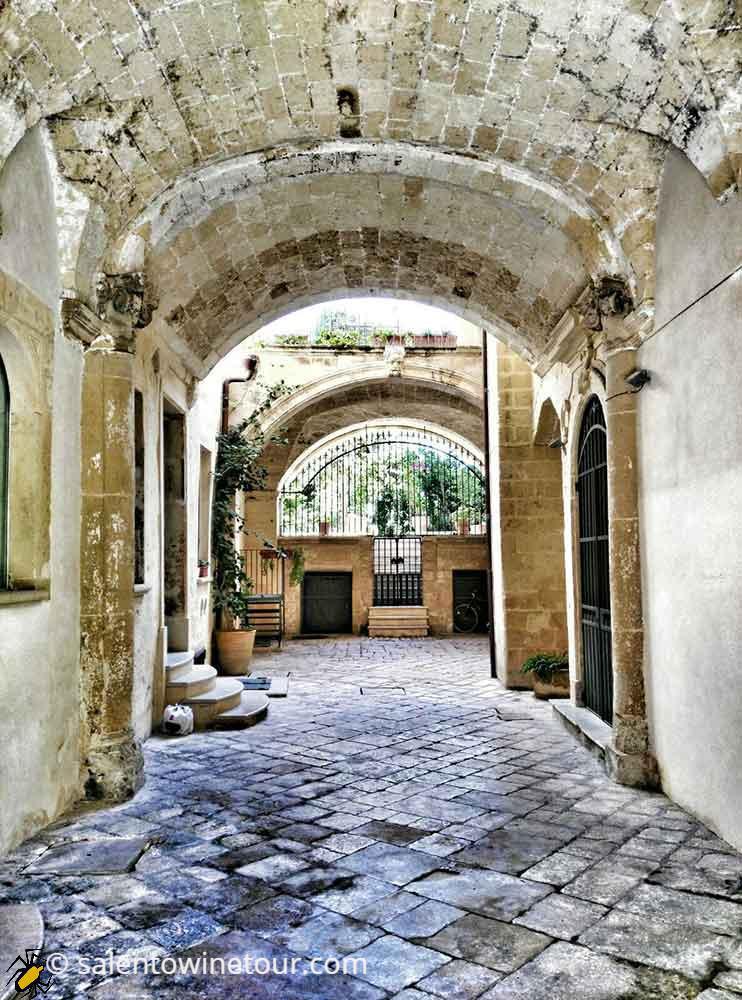 Le Corti e i Cortili di Lecce e Provincia: Cuore Pulsante della Vita Salentina