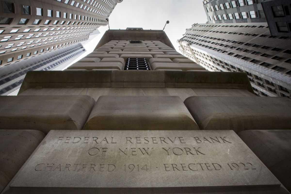 Warsh frena il mercato: niente tagli imminiati e Fed pronta a restare restrittiva più a lungo