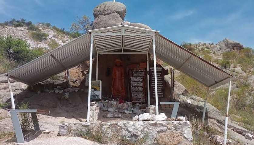 Cascada y Cerro La Gloria
