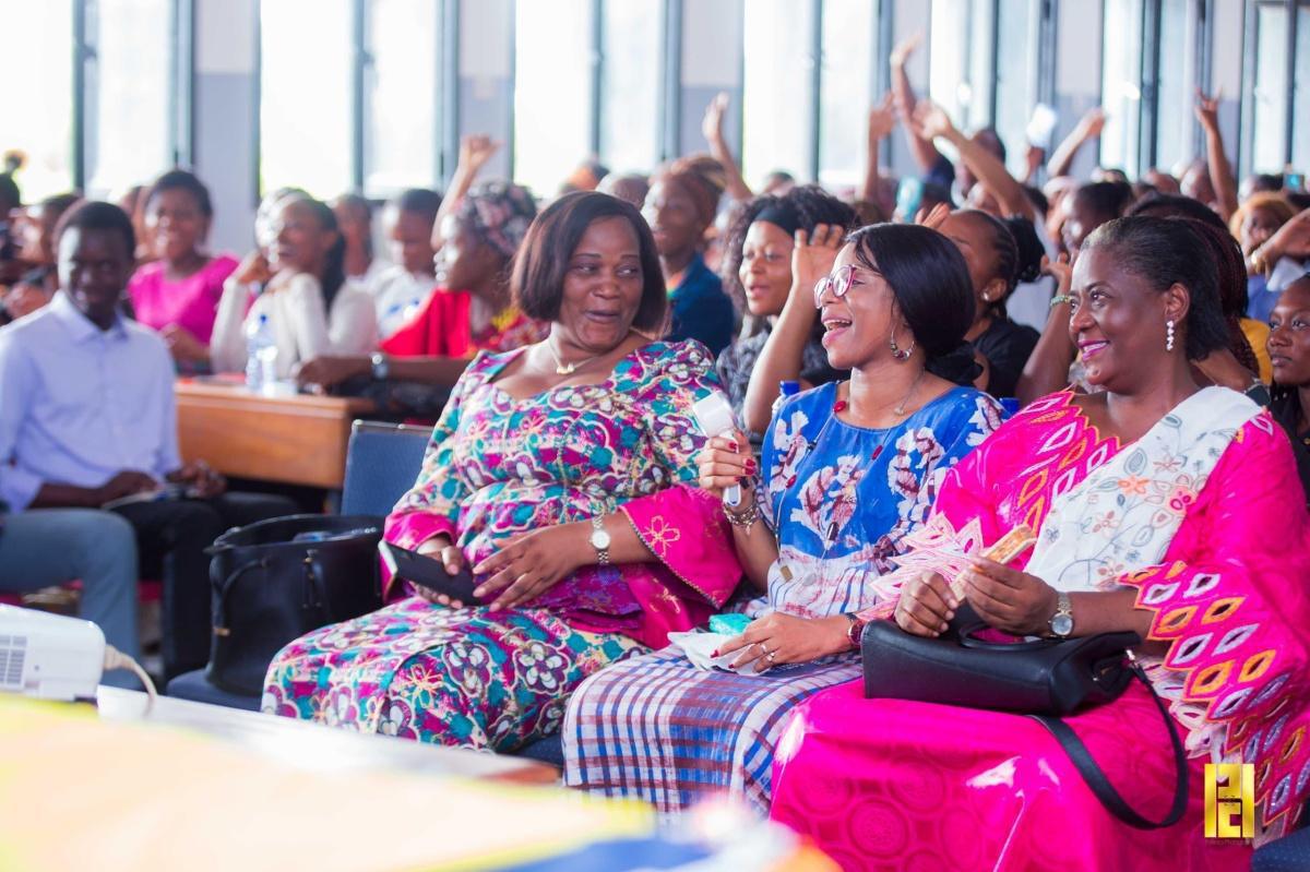 VOICI EN IMAGE CE QU'A ÉTÉ LA CONFÉRENCE-DÉBAT ORGANISÉE PAR LA COORDINATION ESTUDIANTINE DE L'ISTM-KIN EN COLLABORATION AVEC L'ASBL ELENGE BUANIA, AYANT POUR THÈME : LA PLUME FÉMININE AU SERVICE DU CHANGEMENT.