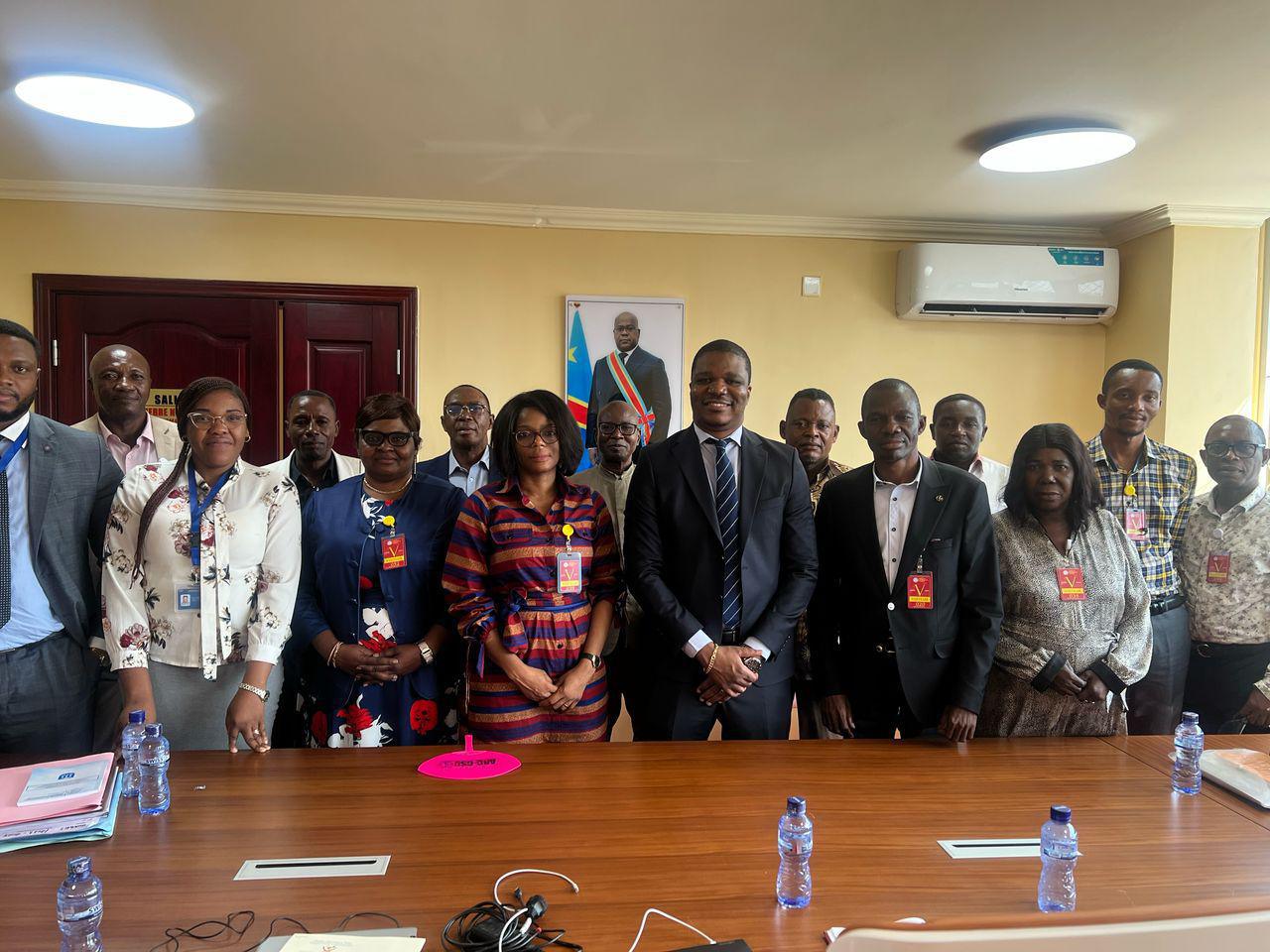 Une séance de travail s’est tenue ce jeudi 10 avril 2025 entre l’équipe de l’Inspection Générale des Finances (IGF) et le Comité de gestion de l’ISTM Kinshasa. Cette rencontre s’inscrit dans une démarche visant à renforcer la redevabilité des mandataires publics envers l’État, un principe qui devrait devenir une routine pour garantir l’orthodoxie dans la gestion des institutions publiques.