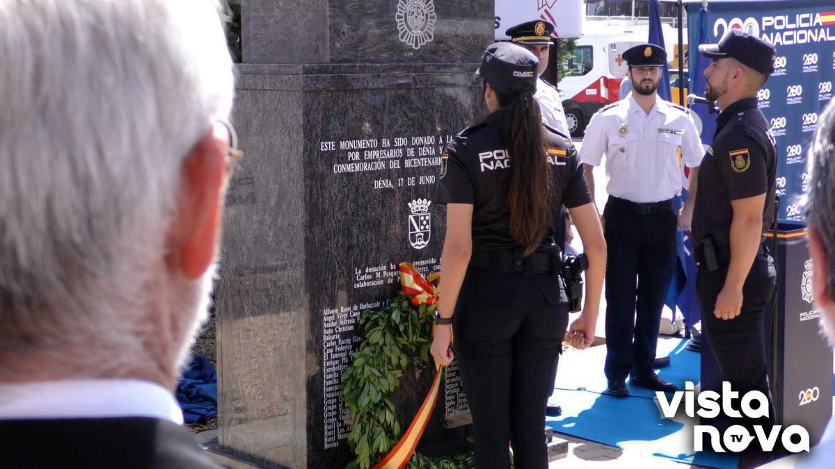 Dénia instala un monumento en el puerto para conmemorar el 200 aniversario de la Policía Nacional Dénia instala un monumento en el puerto para conmemorar el 200 aniversario de la Policía Nacional