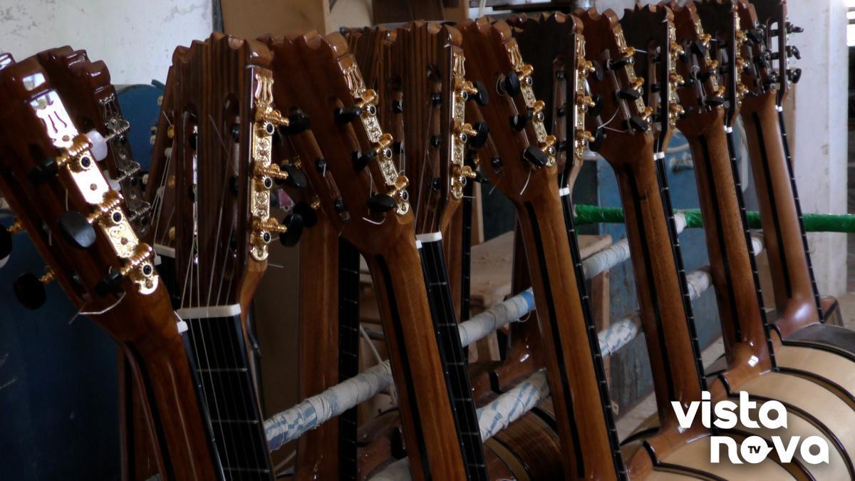 El secreto artesanal de tres generaciones da vida a guitarras únicas en Gata de Gorgos