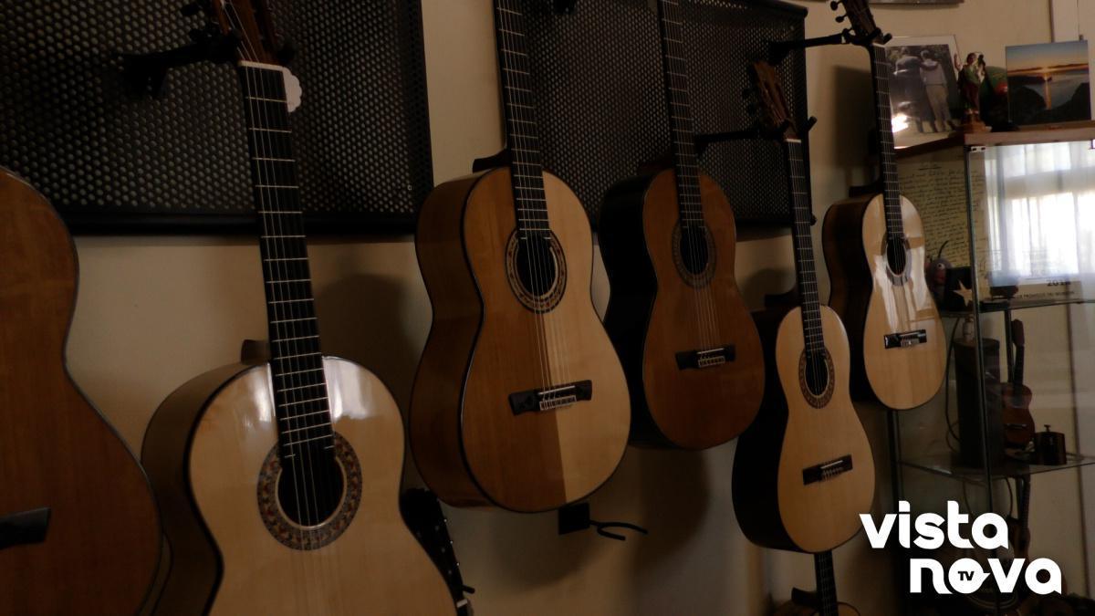 El secreto artesanal de tres generaciones da vida a guitarras únicas en Gata de Gorgos