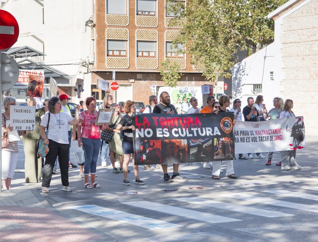 Ondara celebra un festival taurino benéfico entre aficionados y protestas Ondara celebra un festival taurino benéfico entre aficionados y protestas