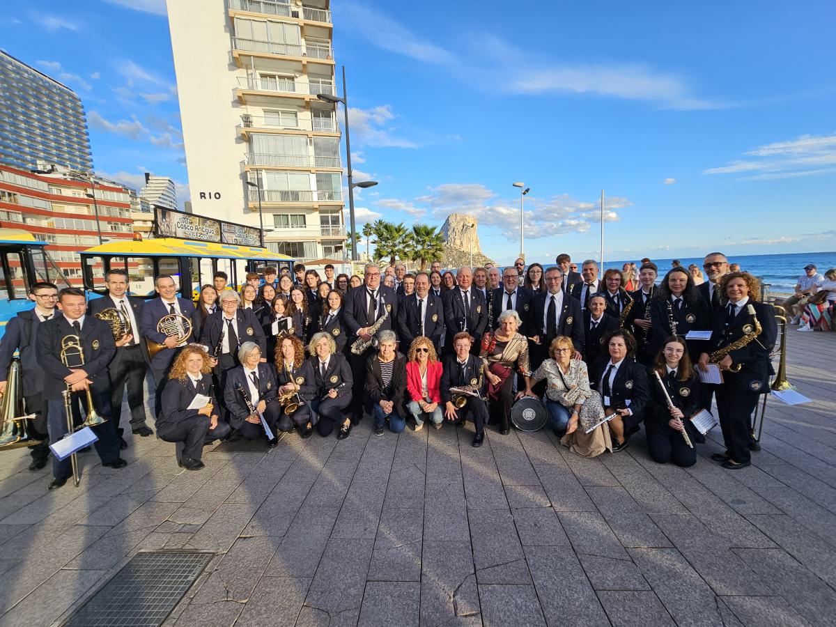La Unión Musical de Calp homenajea a cinco músicos en su 50 aniversario con la banda La Unión Musical de Calp homenajea a cinco músicos en su 50 aniversario con la banda