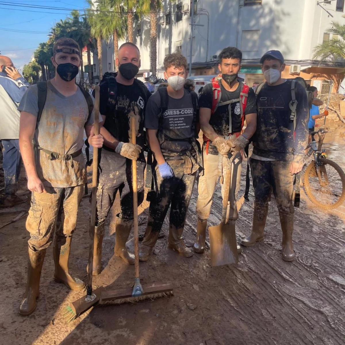 Numerosos dianenses se desplazan a los pueblos afectados por la DANA para ayudar en las tareas de limpieza Numerosos dianenses se desplazan a los pueblos afectados por la DANA para ayudar en las tareas de limpieza