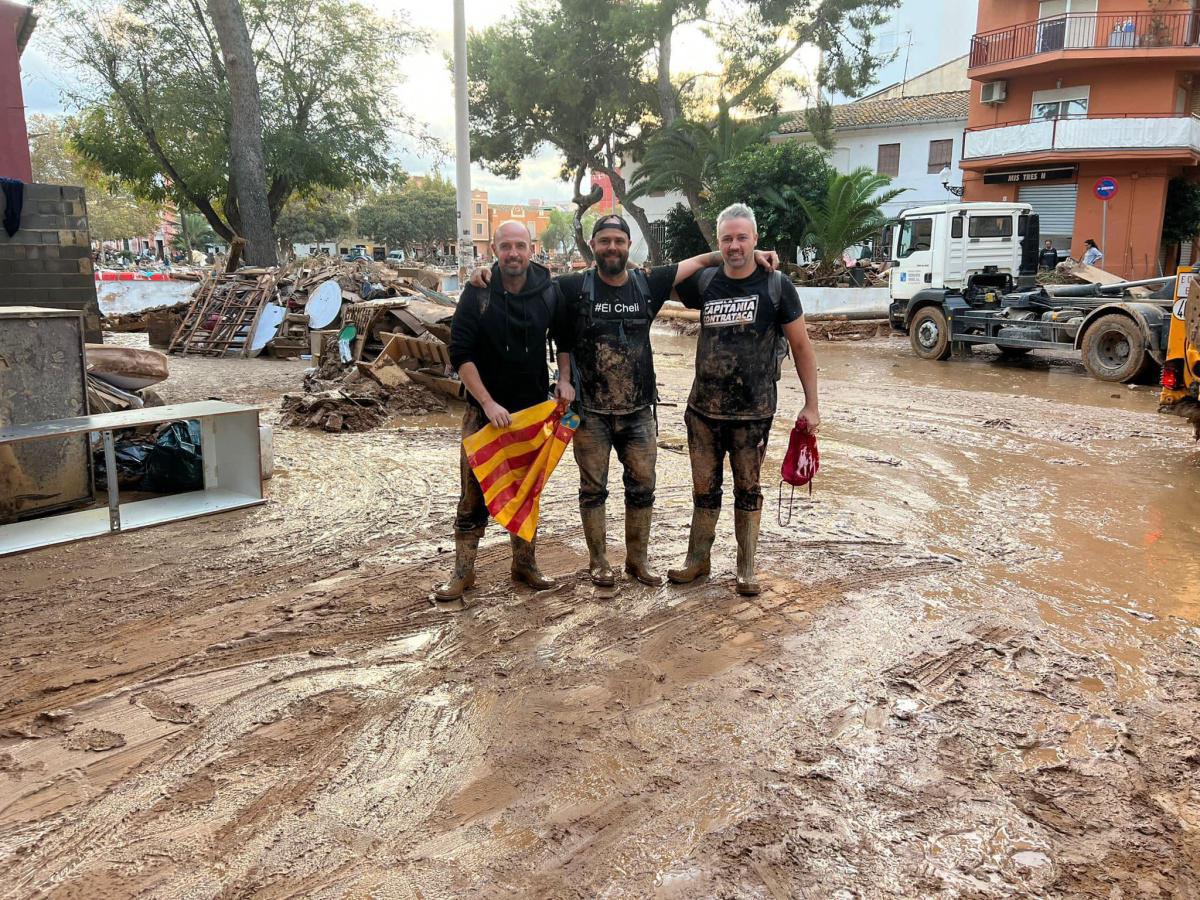 Numerosos dianenses se desplazan a los pueblos afectados por la DANA para ayudar en las tareas de limpieza Numerosos dianenses se desplazan a los pueblos afectados por la DANA para ayudar en las tareas de limpieza