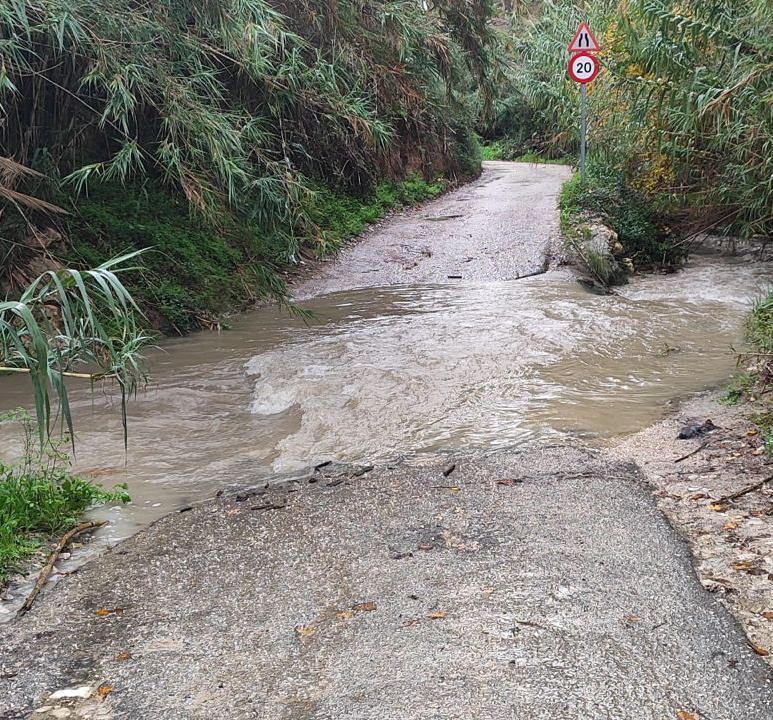 Caminos cortados por la lluvia y día sin colegio en la Marina Alta. Xàbia registra más de 160 l/m2 Caminos cortados por la lluvia y día sin colegio en la Marina Alta. Xàbia registra más de 160 l/m2