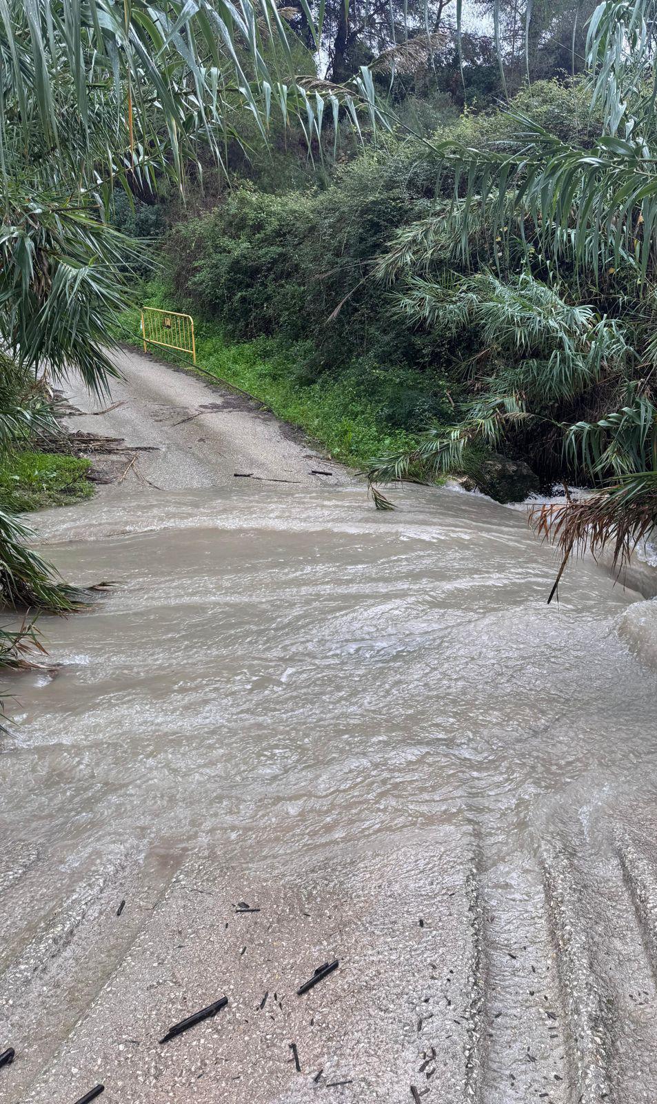 Caminos cortados por la lluvia y día sin colegio en la Marina Alta. Xàbia registra más de 160 l/m2 Caminos cortados por la lluvia y día sin colegio en la Marina Alta. Xàbia registra más de 160 l/m2