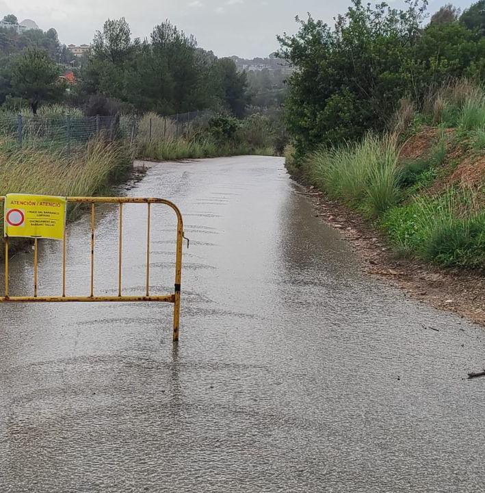 Caminos cortados por la lluvia y día sin colegio en la Marina Alta. Xàbia registra más de 160 l/m2 Caminos cortados por la lluvia y día sin colegio en la Marina Alta. Xàbia registra más de 160 l/m2