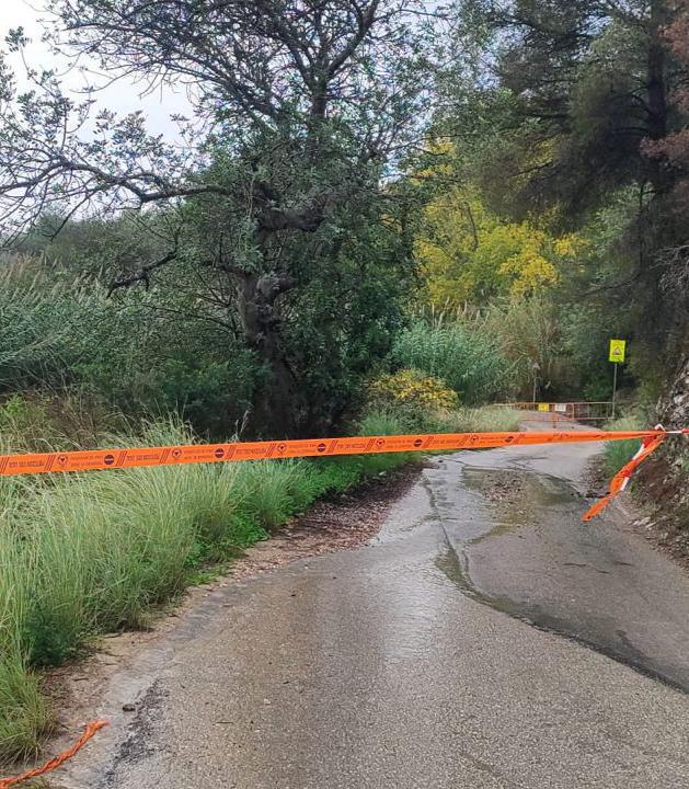 Caminos cortados por la lluvia y día sin colegio en la Marina Alta. Xàbia registra más de 160 l/m2 Caminos cortados por la lluvia y día sin colegio en la Marina Alta. Xàbia registra más de 160 l/m2