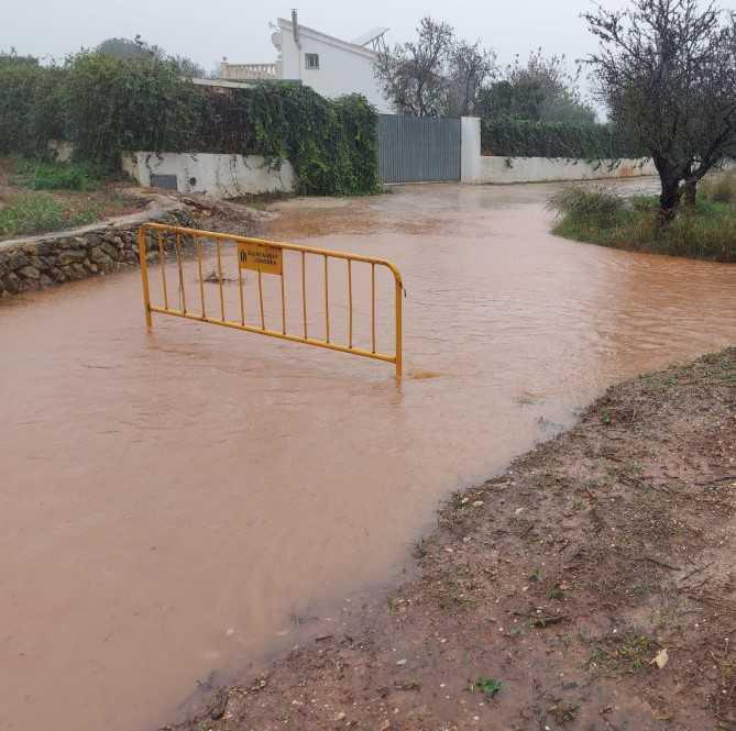 Caminos cortados por la lluvia y día sin colegio en la Marina Alta. Xàbia registra más de 160 l/m2 Caminos cortados por la lluvia y día sin colegio en la Marina Alta. Xàbia registra más de 160 l/m2