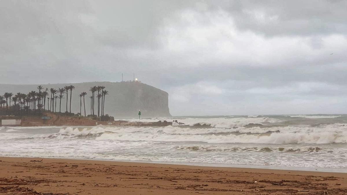 Caminos cortados por la lluvia y día sin colegio en la Marina Alta. Xàbia registra más de 160 l/m2 Caminos cortados por la lluvia y día sin colegio en la Marina Alta. Xàbia registra más de 160 l/m2