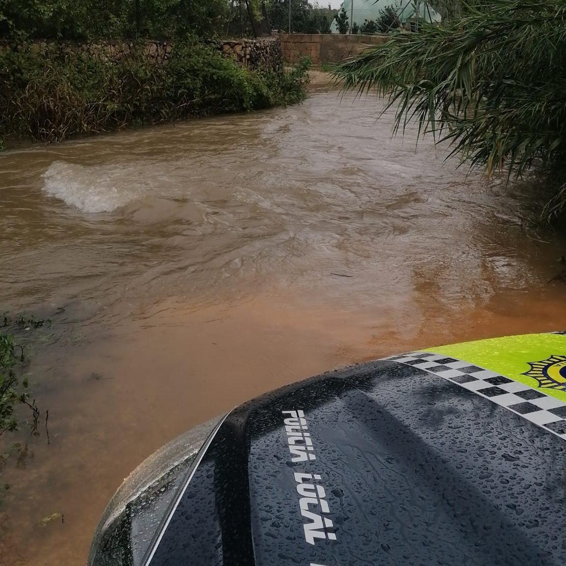 Caminos cortados por la lluvia y día sin colegio en la Marina Alta. Xàbia registra más de 160 l/m2 Caminos cortados por la lluvia y día sin colegio en la Marina Alta. Xàbia registra más de 160 l/m2