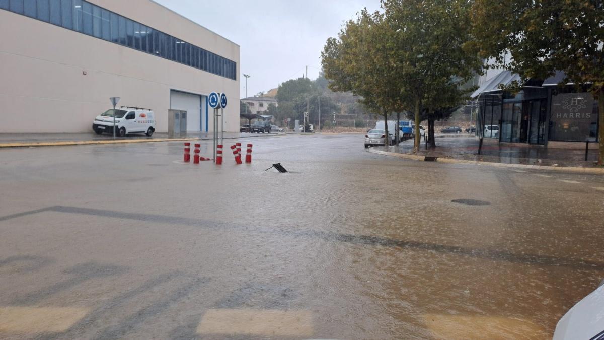 Caminos cortados por la lluvia y día sin colegio en la Marina Alta. Xàbia registra más de 160 l/m2 Caminos cortados por la lluvia y día sin colegio en la Marina Alta. Xàbia registra más de 160 l/m2