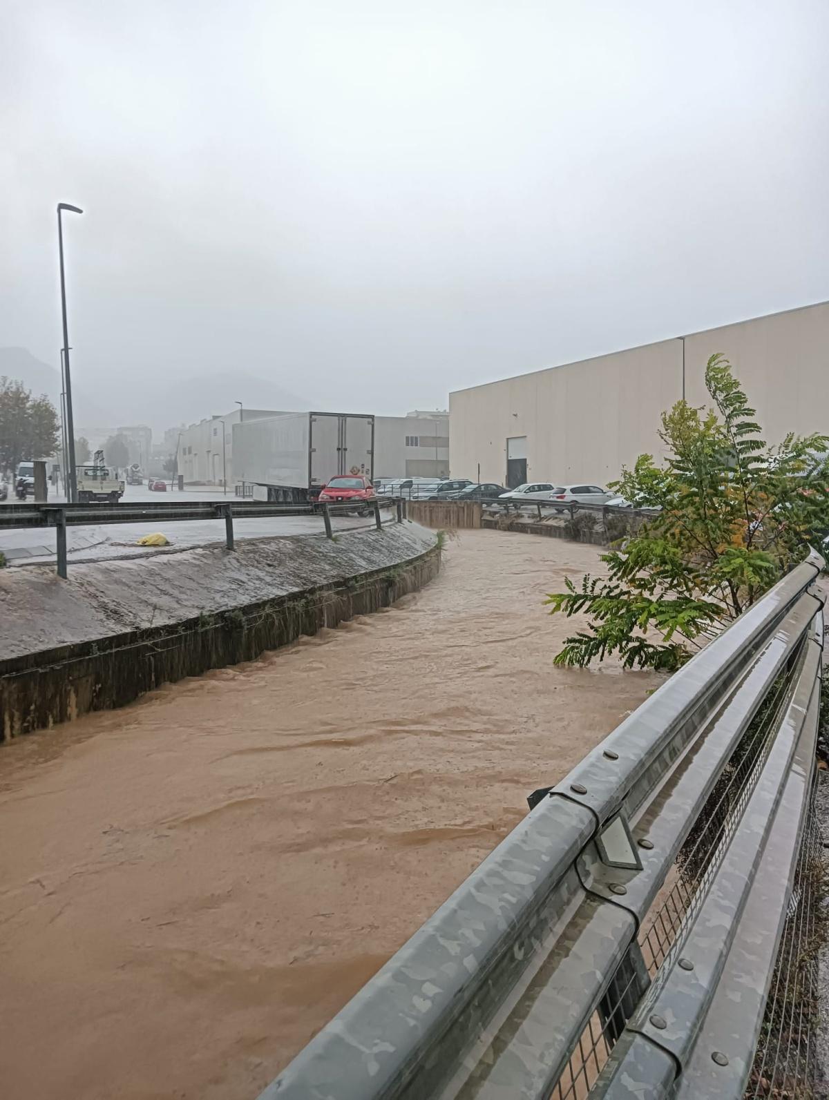 Caminos cortados por la lluvia y día sin colegio en la Marina Alta. Xàbia registra más de 160 l/m2 Caminos cortados por la lluvia y día sin colegio en la Marina Alta. Xàbia registra más de 160 l/m2