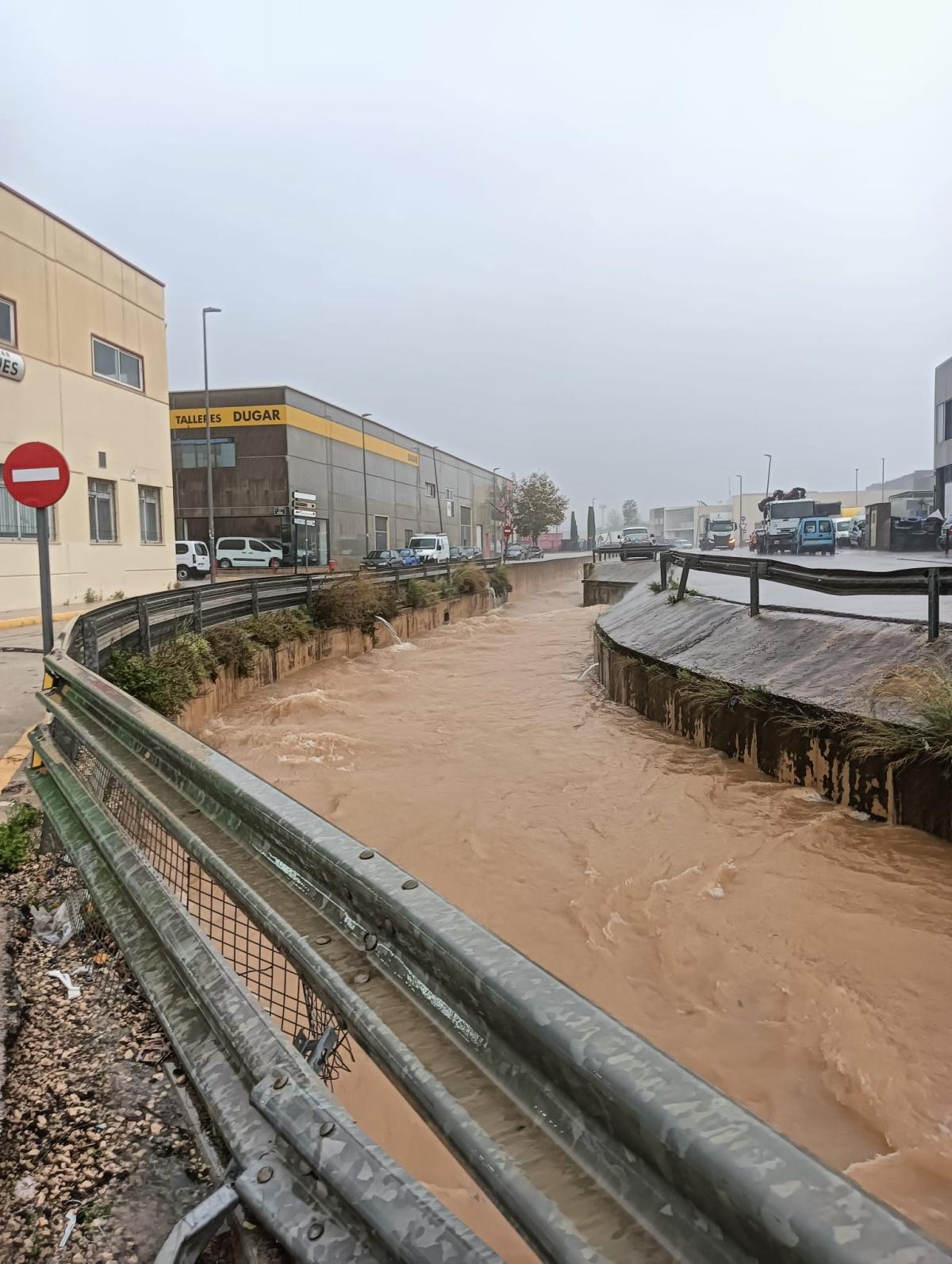 Caminos cortados por la lluvia y día sin colegio en la Marina Alta. Xàbia registra más de 160 l/m2 Caminos cortados por la lluvia y día sin colegio en la Marina Alta. Xàbia registra más de 160 l/m2