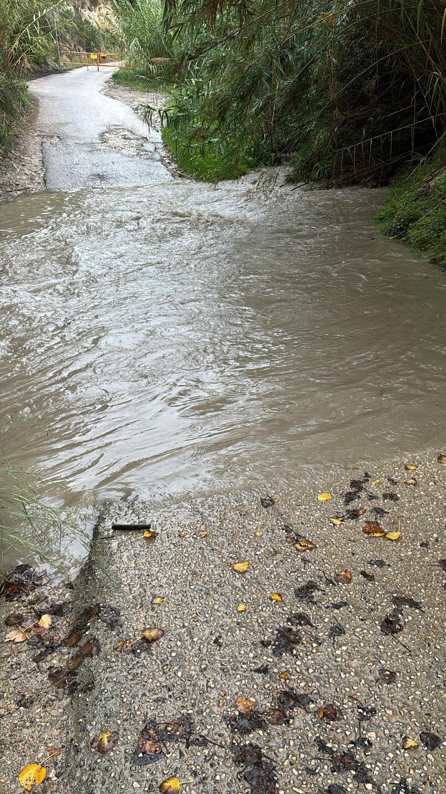Caminos cortados por la lluvia y día sin colegio en la Marina Alta. Xàbia registra más de 160 l/m2 Caminos cortados por la lluvia y día sin colegio en la Marina Alta. Xàbia registra más de 160 l/m2