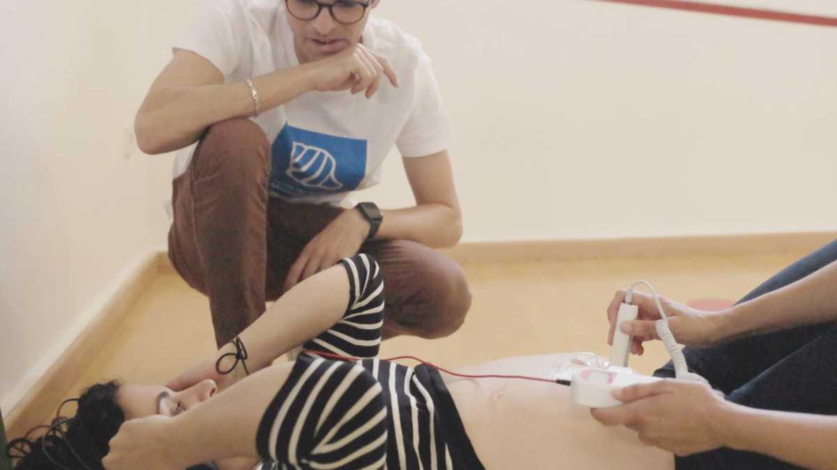 Los latidos del corazón de un bebé y una madre convertidos en una melodía por el compositor Javier Pinto Los latidos del corazón de un bebé y una madre convertidos en una melodía por el compositor Javier Pinto