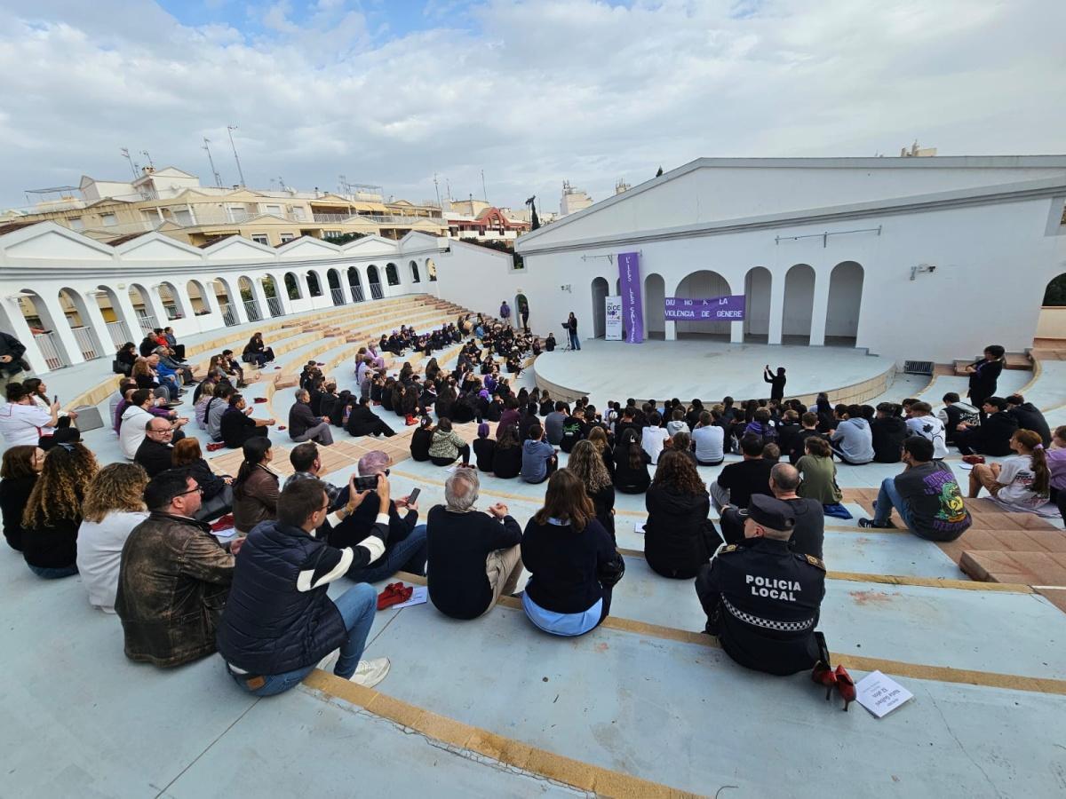 25N en Calp: Zapatos rojos para recordar a las que ya no están 25N en Calp: Zapatos rojos para recordar a las que ya no están