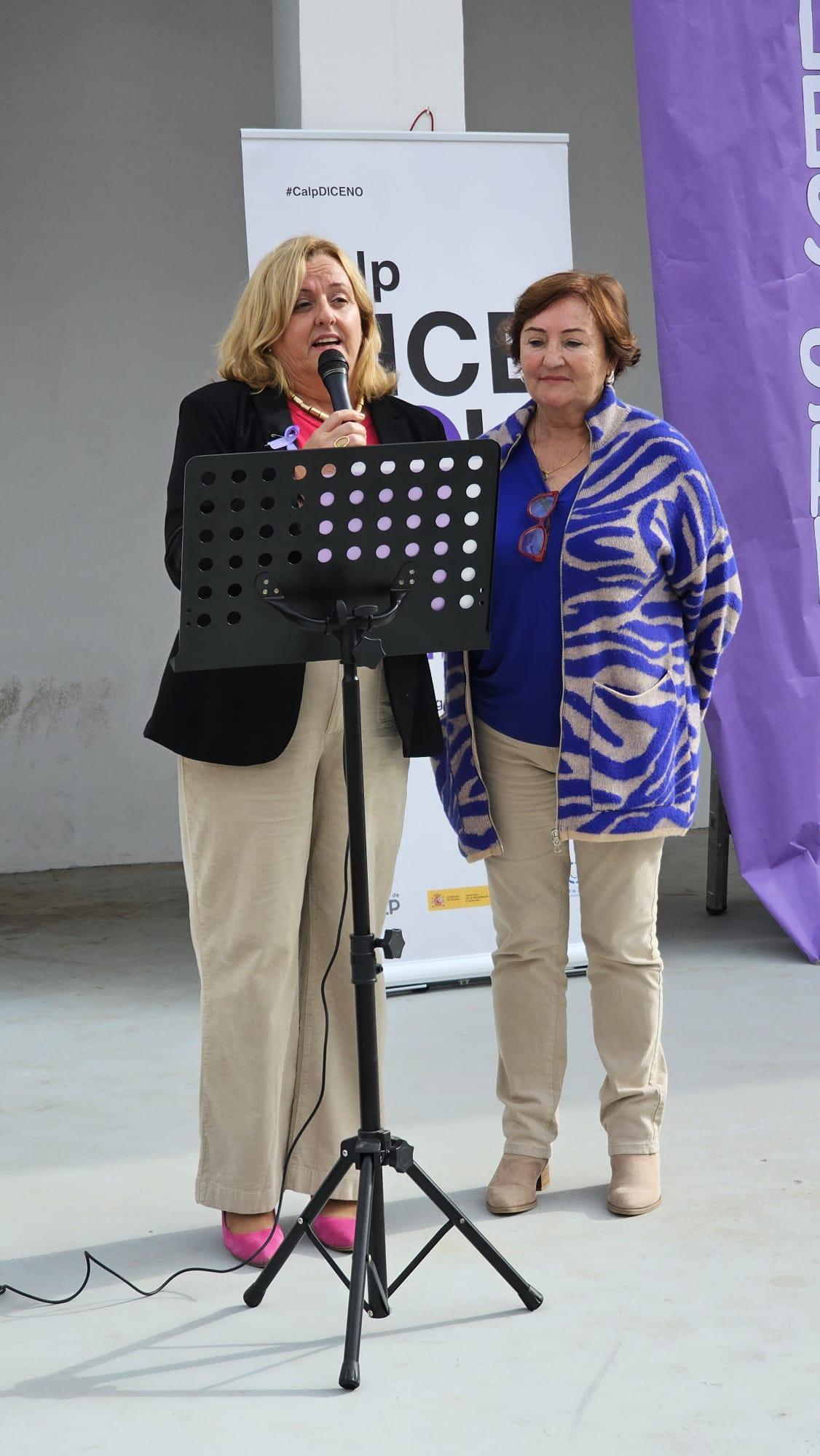25N en Calp: Zapatos rojos para recordar a las que ya no están 25N en Calp: Zapatos rojos para recordar a las que ya no están