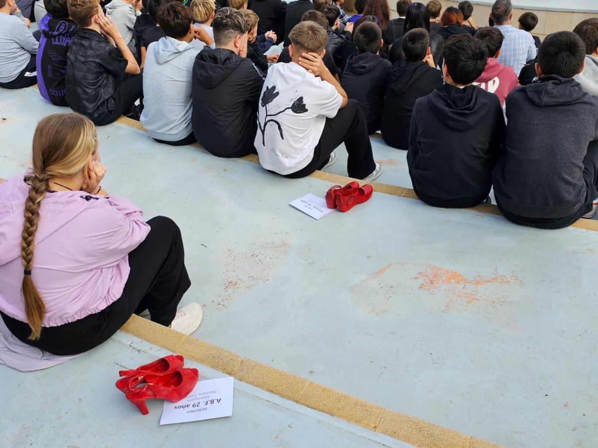 25N en Calp: Zapatos rojos para recordar a las que ya no están 25N en Calp: Zapatos rojos para recordar a las que ya no están