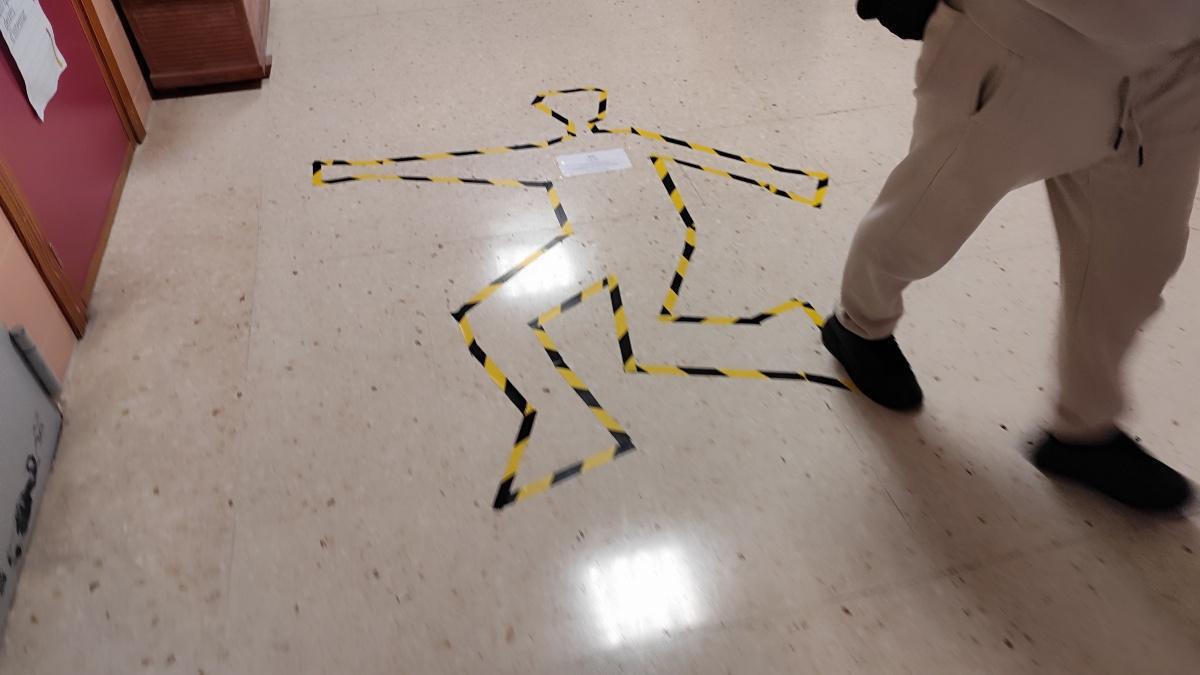 Siluetas y lápidas en el IES Antoni Llidó de Xàbia para recordar a las asesinadas por violencia machista Siluetas y lápidas en el IES Antoni Llidó de Xàbia para recordar a las asesinadas por violencia machista