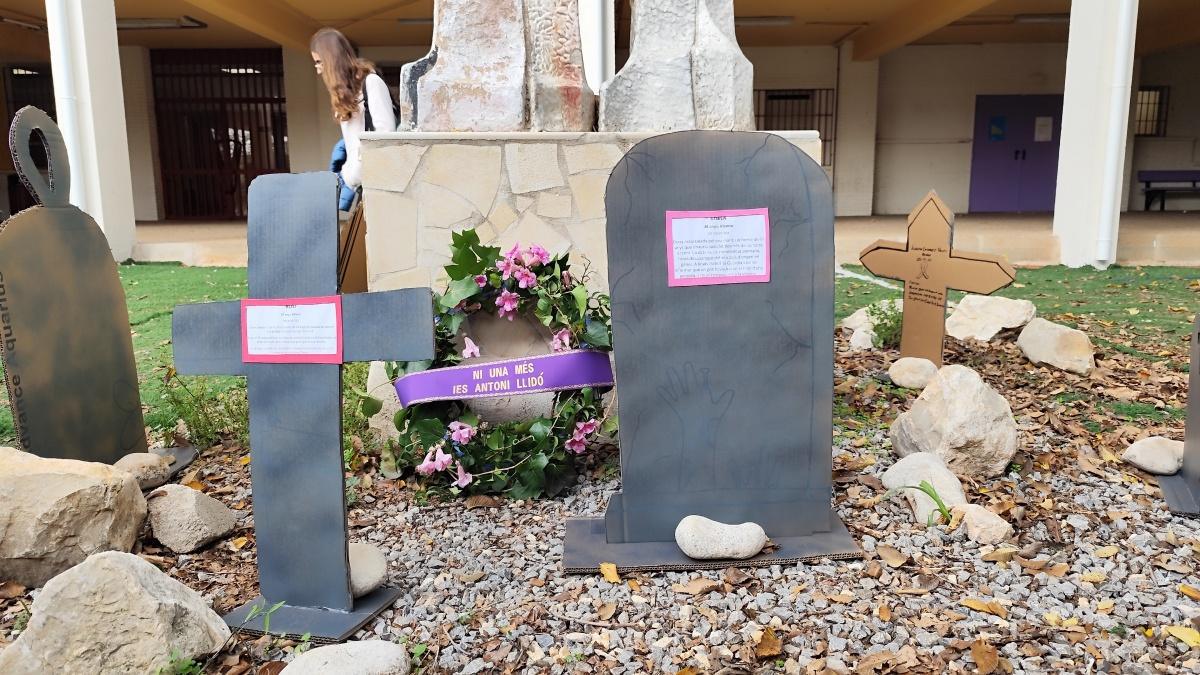 Siluetas y lápidas en el IES Antoni Llidó de Xàbia para recordar a las asesinadas por violencia machista Siluetas y lápidas en el IES Antoni Llidó de Xàbia para recordar a las asesinadas por violencia machista